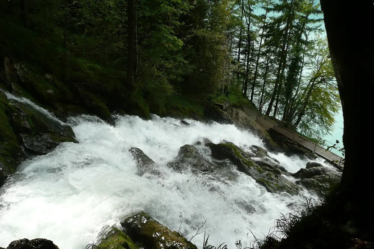 Lake Brienz Giessbach waterfall hike / Brienzersee Giessbach Wasserfall Wanderung